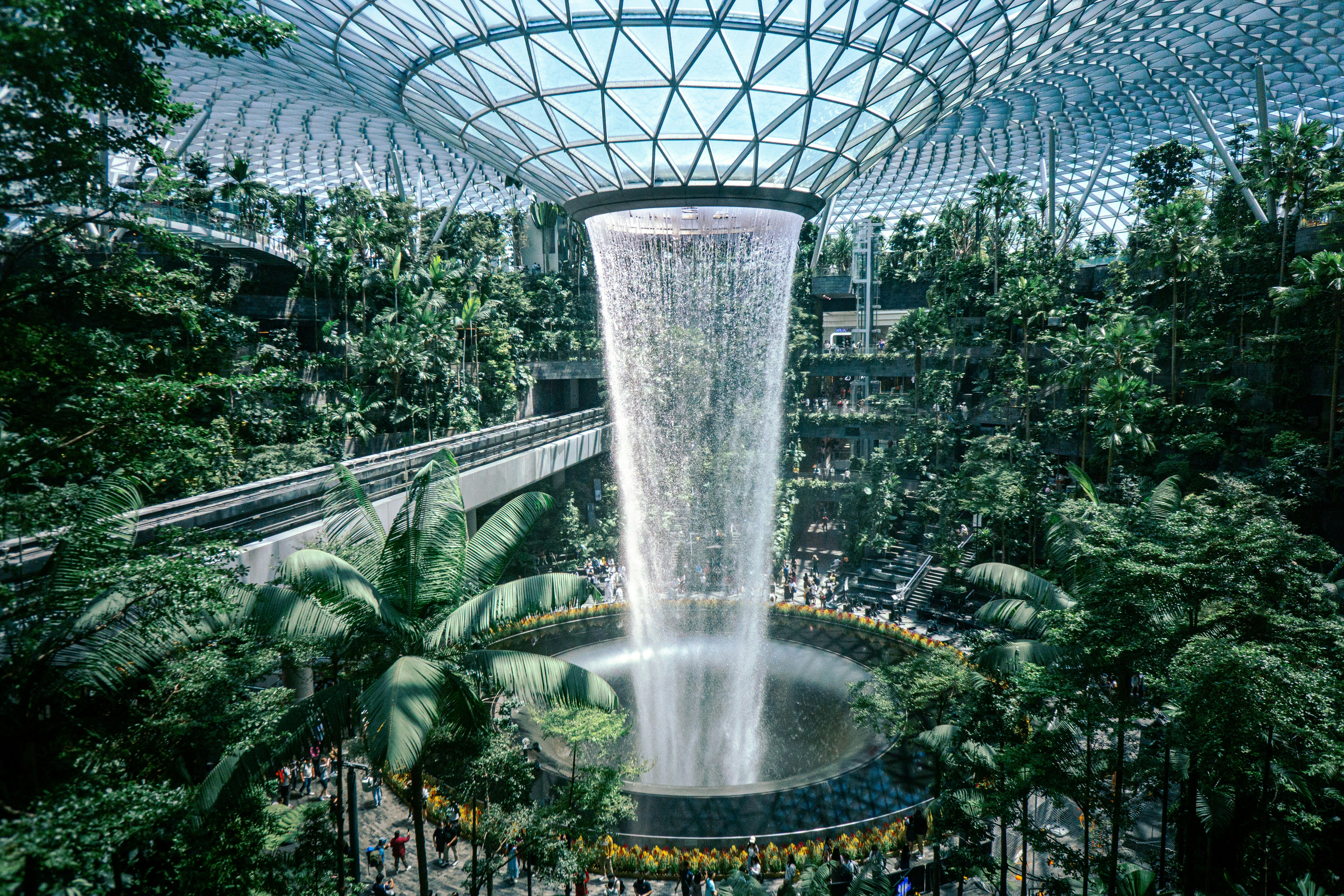 Large mid-air water fountain display