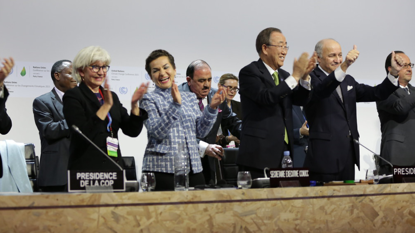 Clapping after the signing of the Paris Agreement