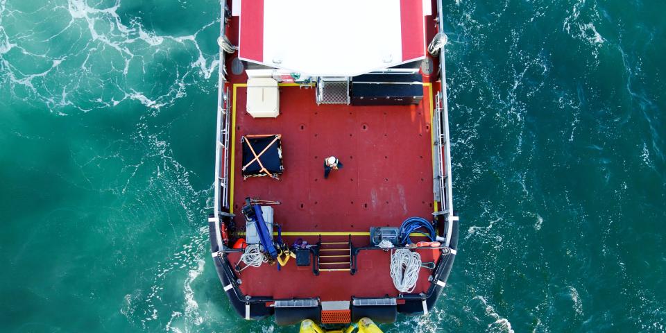 Offshore transfer vessel pushing on wind-turbine
