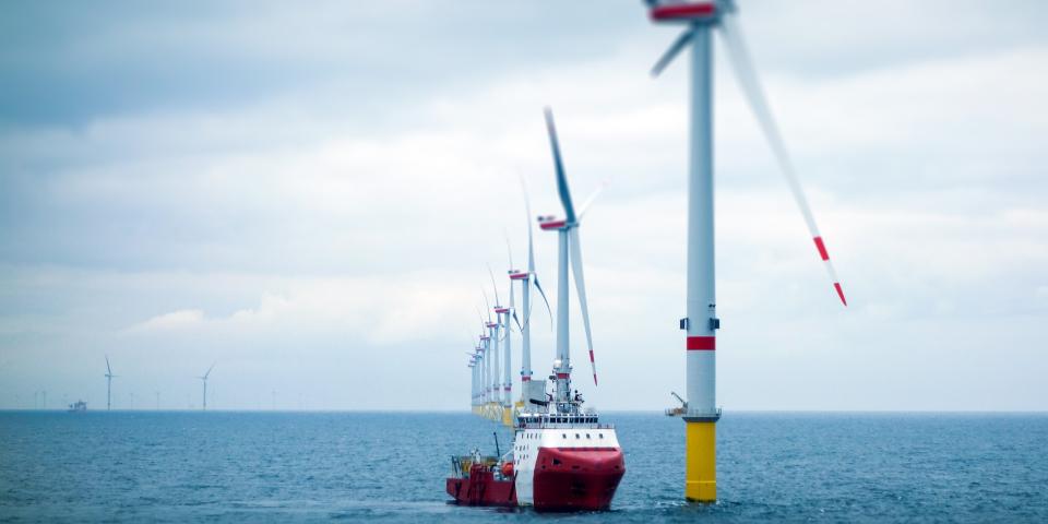 Offshore wind-farm with transfer vessel
